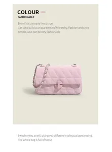 Bolso de hombro acolchado rosa con cadena y elegante cierre giratorio para uso diario.