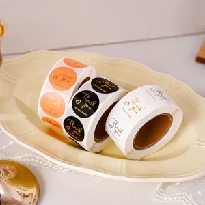Rollo de pegatinas Thank You redondas con texto dorado, ideales para sellar bolsas de regalo.