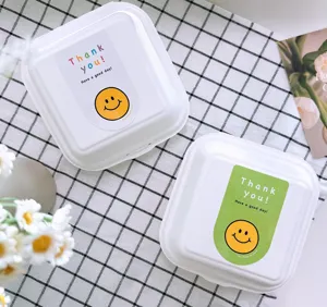 Boîtes d'emballage carrées blanches avec de superbes autocollants smiley pour cadeaux.