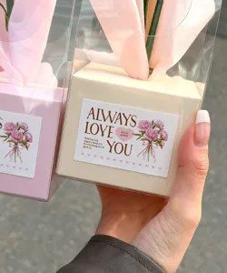 Boîte d'emballage de bouquet carrée et autocollant de scellement avec texte chaleureux et fleurs.
