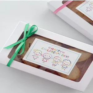 Scatola di imballaggio regalo quadrata cartone animato per bambini con dettagli di adesivi.