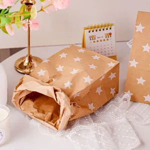 Sacchetti di carta kraft con stelle bianche, ideali per confezioni da forno.