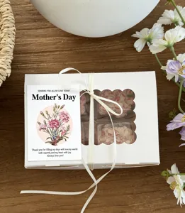 Scatola regalo rettangolare per confezione festa della mamma con nastro e biglietto dettaglio.