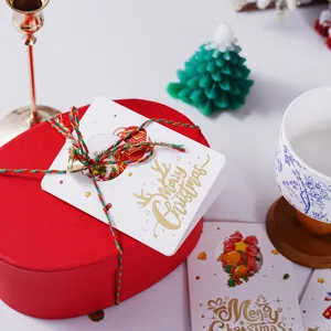 Primo piano dettagliato del biglietto d'auguri di Natale con stampa a caldo dorata.