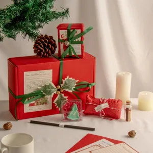 Set di decorazione per scatole regalo di Natale con foglie festive, candele e accessori DIY.