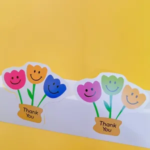 Nahaufnahme von niedlichen Tulpen Smiley Dankeschön Aufklebern für Geschenkboxen und Deko.