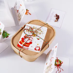 Vista dettagliata del set di biglietti d'auguri natalizi con stampa oro e scatola kraft.