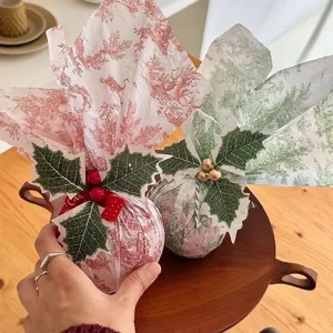 Palla decorativa di Natale con foglie di agrifoglio e bacche rosse per confezione regalo fai da te