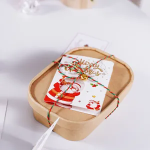 Vista dettagliata del biglietto d'auguri natalizio con scatola kraft e design di Babbo Natale.