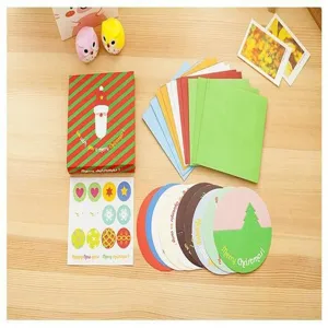 Gedetailleerd overzicht van de schattige kerstkaartset met enveloppen en stickers.