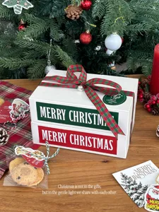 Set di scatole regalo di Natale con testo Merry Christmas rosso verde e bel nastro scozzese.