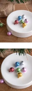 Χρωματιστά παγωμένα χάλκινα κουδούνια DIY αξεσουάρ για διακόσμηση χριστουγεννιάτικου δέντρου.