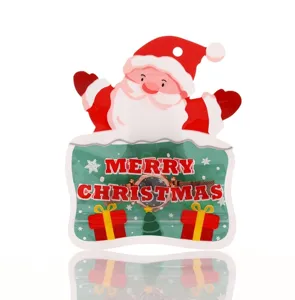 Dettaglio del sacchetto regalo di Natale da appendere con grafica di Babbo Natale.