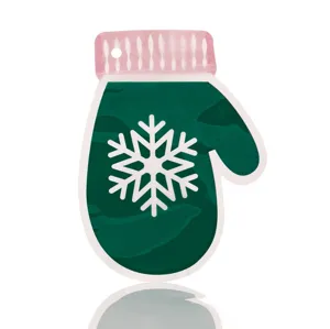 Primo piano dettagliato della borsa regalo natalizia verde a forma di guanto con fiocco di neve.