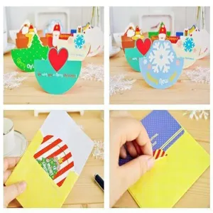 Creatieve 3D kerst wenskaarten met schattige cartoon kerstman ontwerpen en enveloppen.