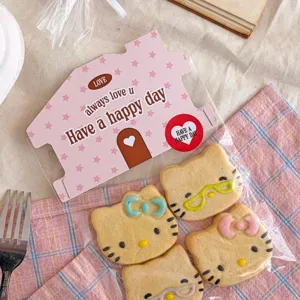 Simpatica confezione a forma di casa con biscotti Hello Kitty set regalo per bambini.