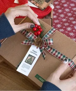 Dettaglio nastro scozzese natalizio, nastro tartan da 1.5cm per confezioni regalo.