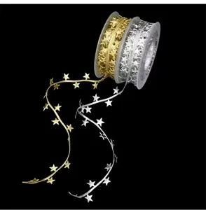 Detalles de cinta repujada con estrellas doradas y plateadas para decoración navideña.