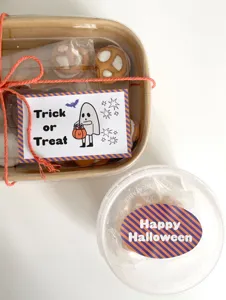 Dettaglio adesivo Halloween, simpatico motivo fantasma, etichetta decorativa festiva.