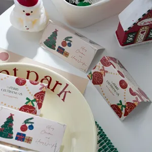 Carte di imballaggio regalo di Natale, design festivo albero e pallina, vista di dettaglio.