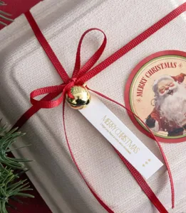 Weihnachtsgeschenk Geschenkband Set mit roter Schleife, goldener Glocke und Deko-Anhaengern.