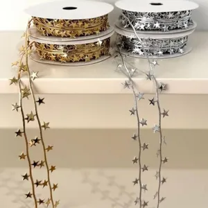 Cinta de guirnalda de estrellas doradas y plateadas para decoración navideña y embalaje.