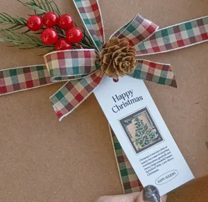Nastro scozzese di Natale 1.5cm di larghezza, vista dettagliata di confezione regalo.