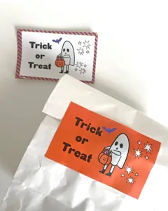 Primo piano dettaglio adesivo fantasma rettangolare di Halloween con design simpatico zucca.