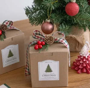 Set confezione regalo di Natale dettagliato con nastro scozzese, pigna e adesivo albero.