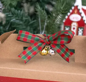 Nastro scozzese natalizio a fiocco con campanelle oro e argento per decorare pacchi regalo.