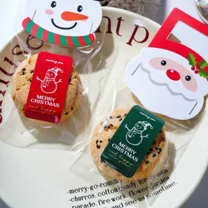 Kit d'emballage de biscuits de Noël avec cartes mignonnes de bonhomme de neige et père Noël.