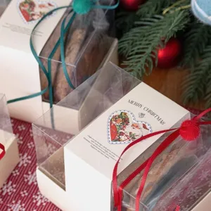 Weihnachtsgeschenkverpackung Box mit Sichtfenster und roten grünen Bändern für festliche Geschenke.
