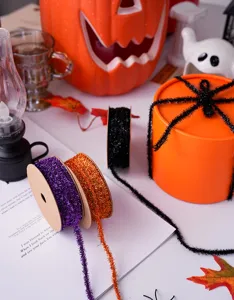 Vista detallada de cintas brillantes y esponjosas en morado, naranja y negro para Halloween.