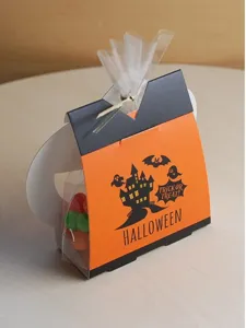 Boîte d'emballage de bonbons d'Halloween avec sac transparent et design de château.