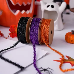 Vista detallada de los rollos de cinta brillante de Halloween en negro, morado y naranja.