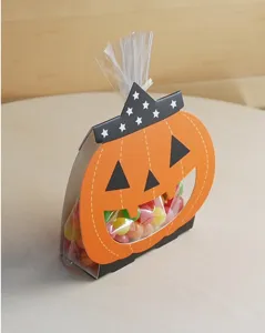 Vue détaillée de la boîte d'emballage de bonbons citrouille d'Halloween avec joli design.
