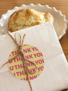 Autocollant rond de scellement cadeau avec lettres minimalistes pour emballage boulangerie.