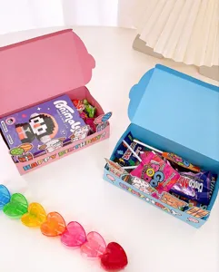 Detailansicht bunter Cartoon-Geschenkboxen mit leckeren Snacks für Kindergeburtstag.