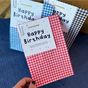 Tarjetas de felicitación de cumpleaños a cuadros con clips bonitos para tiendas de flores.
