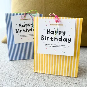 Vista detallada de un lindo juego de tarjetas de felicitación de cumpleaños y bolsas de papel.