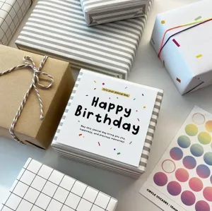 Tarjeta de felicitacion de cumpleanos cuadrada con texto feliz cumpleanos para floreria pastel.