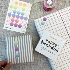 Tarjeta de felicitación de cumpleaños cuadrada en detalle con texto alegre y diseño.