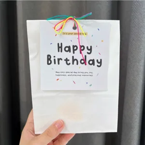 Tarjeta de felicitación de cumpleaños cuadrada con bolsa de papel blanco, diseño fiesta.