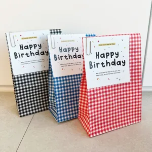 Bolsas de regalo de papel a cuadros con lindas tarjetas de cumpleaños para fiestas.