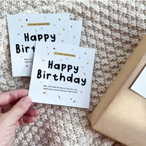 Tarjeta de felicitación de cumpleaños cuadrada con texto Happy Birthday y diseño de confeti.