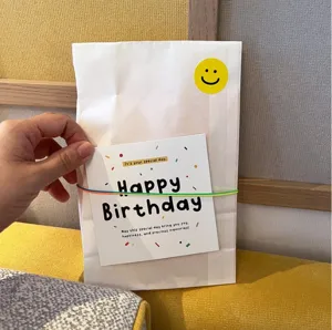 Primer plano detallado de una tarjeta de cumpleaños cuadrada con texto colorido y alegre.