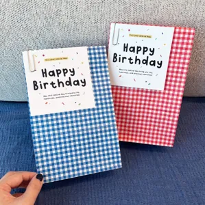 Vista detallada de tarjetas de felicitación de cumpleaños cuadradas con diseño de cuadros.