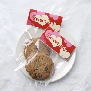 Λεπτομερής λήψη κόκκινης καρδιάς Sweet Day κάρτας συσκευασίας κεφαλίδας με μπισκότα.