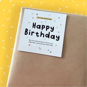 Tarjeta de felicitación de cumpleaños cuadrada con texto para ramos y regalos dulces.