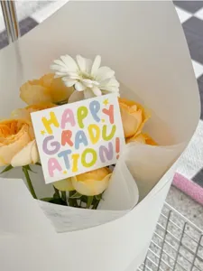 Abschluss Glückwunschkarte Detail mit bunten Buchstaben in elegantem Blumenstrauß stehend
